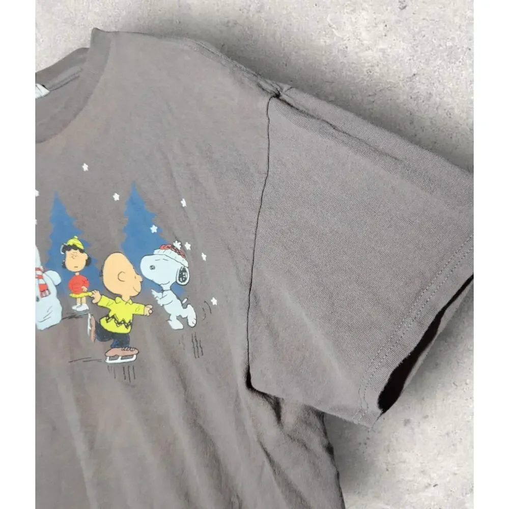 PEANUTS GANG CHRISTMAS HOLIDAY FESTIVE ICE SKATING T SHIRT SIZE LARGE GREY